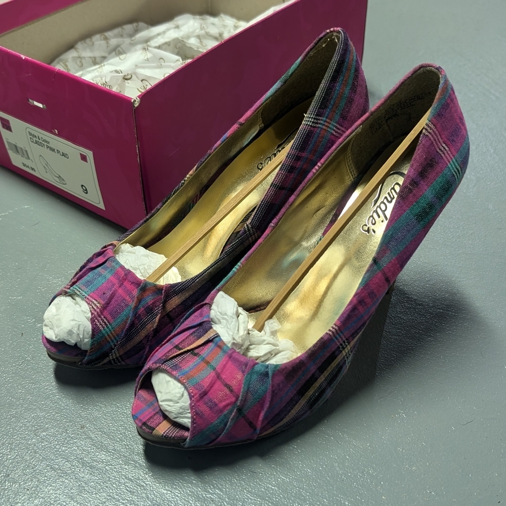 Women's size 9 Candie's pink plaid open toe heels